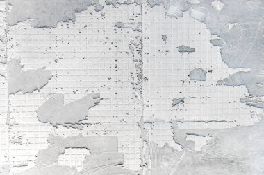 Beton duvar dokusu, yenilenmeden önce kiremitleri söktükten sonra sert yapıştırıcı desenli alçı desen yüzeyi. Ev geliştirme ve yenileme işleri.