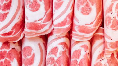 Yakın plan Premium Nadir Dilimler Kurobuta (Kara Domuz), Sukiyaki ve Shabu 'ya servis edilen yuvarlak ahşap tabakta yüksek mermer dokulu domuz eti..