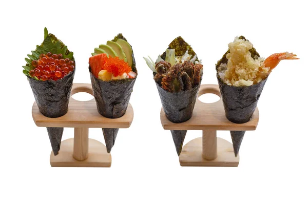 Kırpma yolu Ikura (Somon Roe), Kani Avocado, Tamago Yaki (Japon sahanda yumurta) ve Ebiko (karides yumurtası) ile Kızarmış Shirauo ve Tempura California veya Temaki suşi standında.