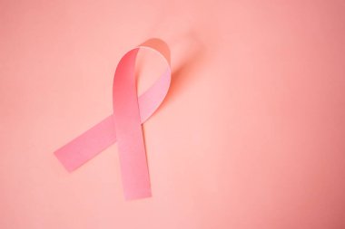 Pembe Kurdele Göğüs Kanseri Farkındalığı 'nın fotokopi alanı ile en üst görüntüsü. Sağlık ve tıp konsepti. Ekim Pembe Günü. Dünya Kanser Günü.