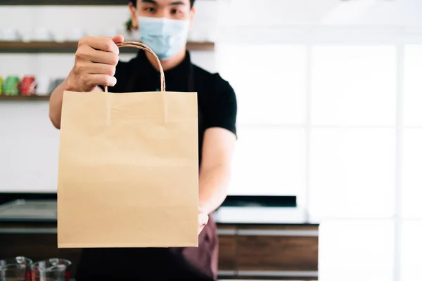 Barista Maschio Che Mostra Caffè Asporto Nel Sacchetto Carta Durante — Foto Stock