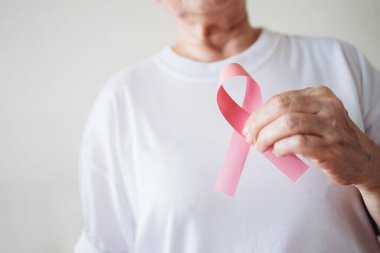 Üst düzey kadınlar göğüs kanseri gününü Pembe Göğüs Kanseri Farkındalığı ile fotokopi çekerek destekliyor. Sağlık ve tıp konsepti. Ekim Pembe Günü. Dünya Kanser Günü.