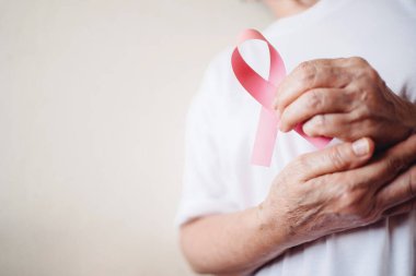 Üst düzey kadınlar göğüs kanseri gününü Pembe Göğüs Kanseri Farkındalığı ile fotokopi çekerek destekliyor. Sağlık ve tıp konsepti. Ekim Pembe Günü. Dünya Kanser Günü.