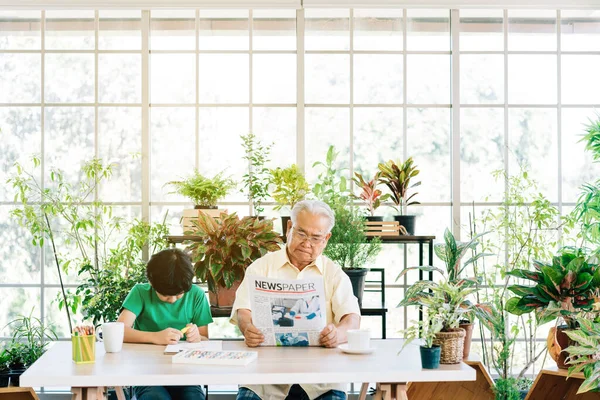 Idoso Aposentado Vestido Estilo Casual Está Usando Laptop Sorrindo Enquanto — Fotografia de Stock