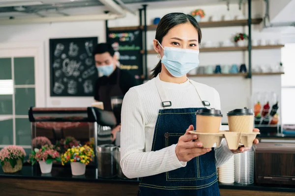 Giovane Barista Donna Che Indossa Una Maschera Facciale Che Tiene — Foto Stock