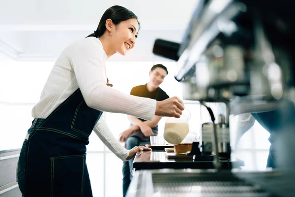 Una Studentessa Barista Misurato Attentamente Aggiunto Latte Nel Caffè Mentre — Foto Stock