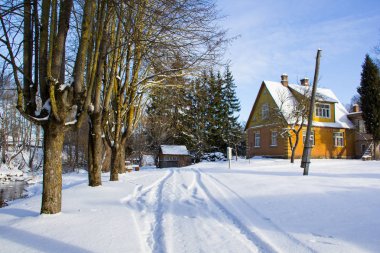 Letonya doğa ve küçük bir kasaba olan kış manzaralarını