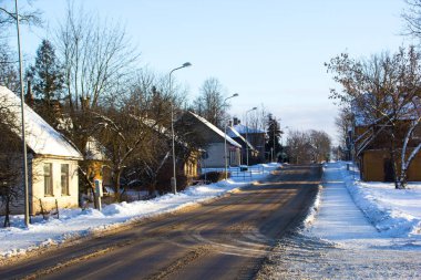 Letonya doğa ve küçük bir kasaba olan kış manzaralarını