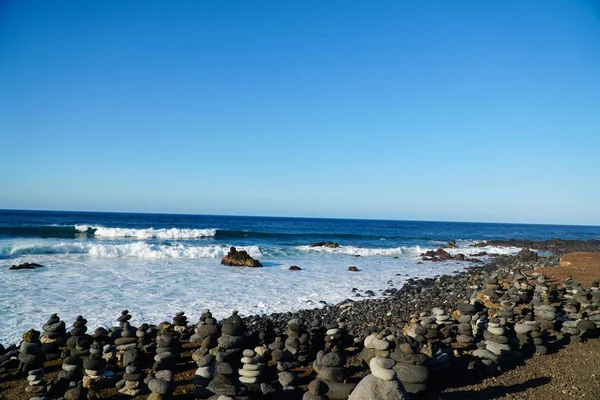 西班牙特内里费岛拉克鲁兹港海滩上的石头 — 图库照片