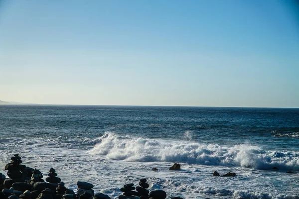 西班牙特内里费岛拉克鲁兹港海滩上的石头 — 图库照片