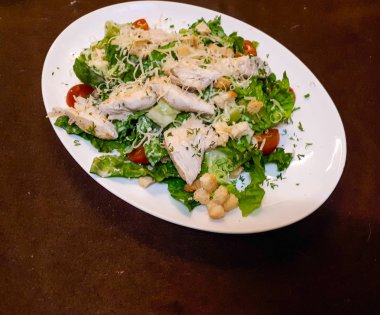 Çeşitli lezzetli yemekler. Et, balık, meyve tabakları ve Salatalar.