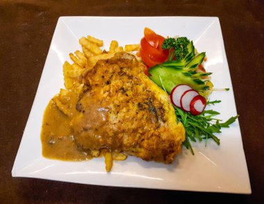 Çeşitli lezzetli yemekler. Et, balık, meyve tabakları ve Salatalar.