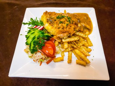 Çeşitli lezzetli yemekler. Et, balık, meyve tabakları ve Salatalar.