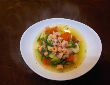 Çeşitli lezzetli yemekler. Et, balık, meyve tabakları ve Salatalar.