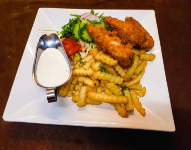 Çeşitli lezzetli yemekler. Et, balık, meyve tabakları ve Salatalar.