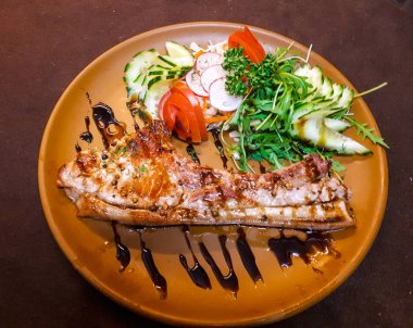 Çeşitli lezzetli yemekler. Et, balık, meyve tabakları ve Salatalar.