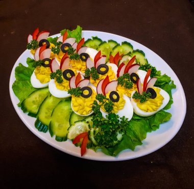 Çeşitli lezzetli yemekler. Et, balık, meyve tabakları ve Salatalar.