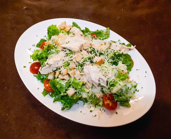 Çeşitli lezzetli yemekler. Et, balık, meyve tabakları ve Salatalar.