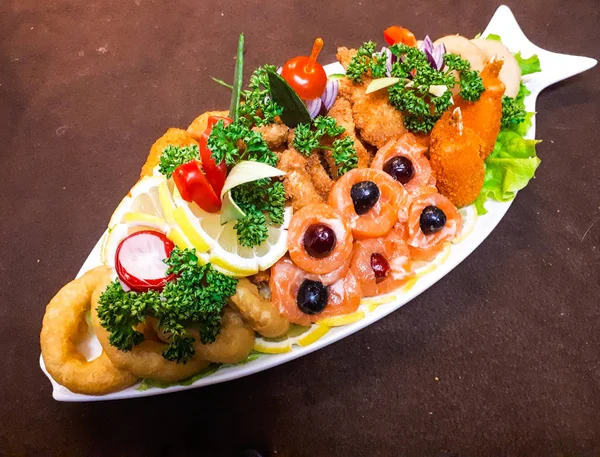 Diverse Feluri Mâncare Delicioase Carne Pește Plăci Fructe Salate — Fotografie, imagine de stoc