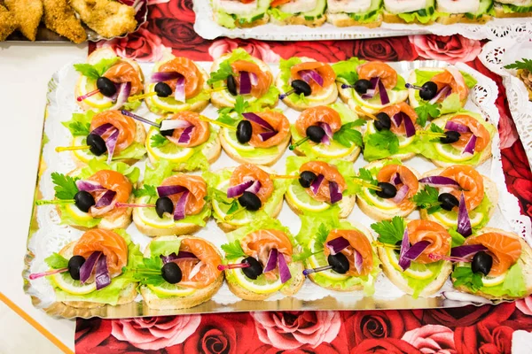 Mesa Banquete Catering Lindamente Decorada Com Diferentes Lanches Aperitivos Alimentos — Fotografia de Stock