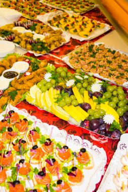 Güzel yemek Ziyafet tablo farklı yemek aperatifler ve mezeler sandviç, havyar, kurumsal parti olay veya düğün kutlama taze meyve ile dekore edilmiş
