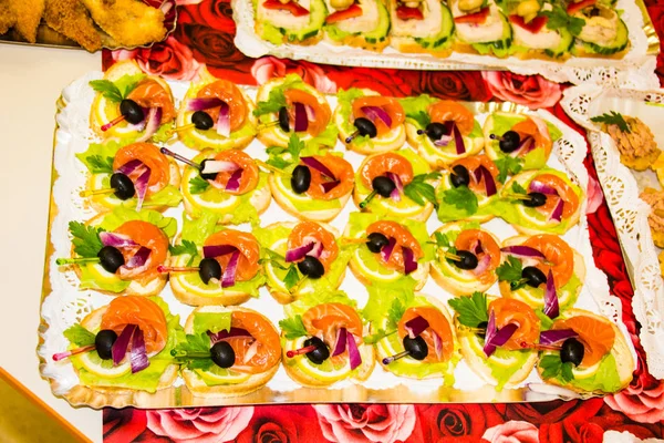 Splendidamente Decorato Tavolo Banchetto Catering Con Diversi Snack Alimentari Antipasti — Foto Stock