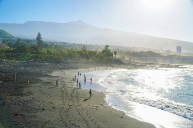 Puerto de la Cruz siyah kum ile Ünlü plaj Playa Jardin, Tenerife, İspanya