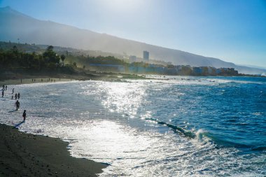 Puerto de la Cruz siyah kum ile Ünlü plaj Playa Jardin, Tenerife, İspanya