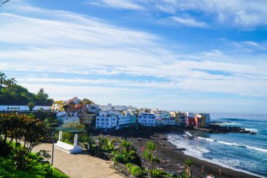 Puerto de la Cruz siyah kum ile Ünlü plaj Playa Jardin, Tenerife, İspanya