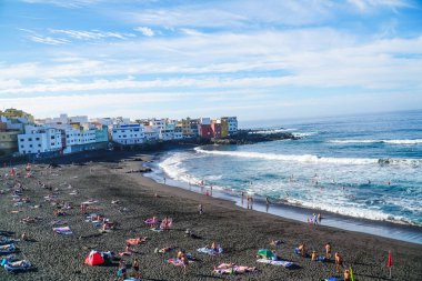 Puerto de la Cruz siyah kum ile Ünlü plaj Playa Jardin, Tenerife, İspanya