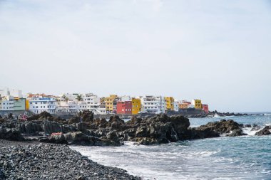 Puerto de la Cruz siyah kum ile Ünlü plaj Playa Jardin, Tenerife, İspanya