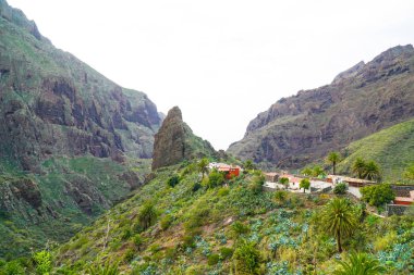 Tenerife, Kanarya adası / Tenerife dönüm noktası manzara geçit ve köy 