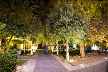 Aralık 2017: Noel zamanı Valletta'nın ikonik sokaklarından gece çekimi, Malta adası
