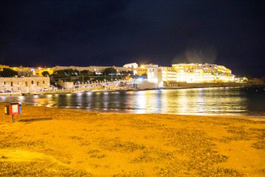 Aralık 2017: Noel zamanı Valletta'nın ikonik sokaklarından gece çekimi, Malta adası