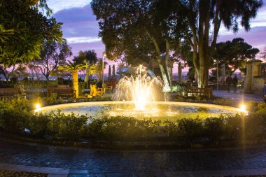 Aralık 2017: Noel zamanı Valletta'nın ikonik sokaklarından gece çekimi, Malta adası