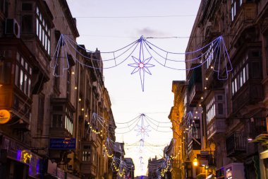 Aralık 2017: Noel zamanı Valletta'nın ikonik sokaklarından gece çekimi, Malta adası