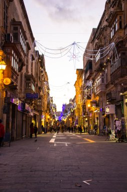 Aralık 2017: Noel zamanı Valletta'nın ikonik sokaklarından gece çekimi, Malta adası
