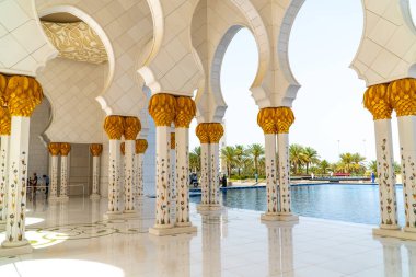 Abu Dabi, Bae - 30 Nisan 2019: Şeyh Zayed Ulu Camii, 41.000'den fazla ibadet eden kişinin kapasitesine sahip İslami tasarımın mimari harikasıdır. 
