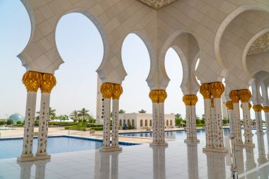 Abu Dabi, Bae - 30 Nisan 2019: Şeyh Zayed Ulu Camii, 41.000'den fazla ibadet eden kişinin kapasitesine sahip İslami tasarımın mimari harikasıdır. 