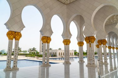 Abu Dabi, Bae - 30 Nisan 2019: Şeyh Zayed Ulu Camii, 41.000'den fazla ibadet eden kişinin kapasitesine sahip İslami tasarımın mimari harikasıdır. 