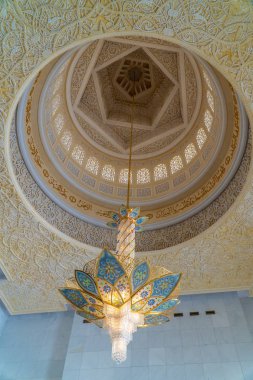 Abu Dabi, Bae - 30 Nisan 2019: Şeyh Zayed Ulu Camii, 41.000'den fazla ibadet eden kişinin kapasitesine sahip İslami tasarımın mimari harikasıdır. 