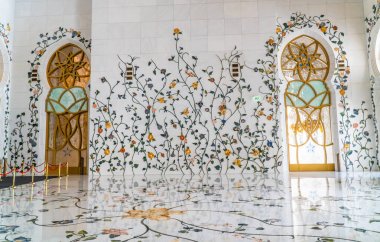 Abu Dabi, Bae - 30 Nisan 2019: Şeyh Zayed Ulu Camii, 41.000'den fazla ibadet eden kişinin kapasitesine sahip İslami tasarımın mimari harikasıdır. 