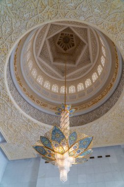 Abu Dabi, Bae - 30 Nisan 2019: Şeyh Zayed Ulu Camii, 41.000'den fazla ibadet eden kişinin kapasitesine sahip İslami tasarımın mimari harikasıdır. 