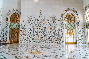 Abu Dabi, Bae - 30 Nisan 2019: Şeyh Zayed Ulu Camii, 41.000'den fazla ibadet eden kişinin kapasitesine sahip İslami tasarımın mimari harikasıdır. 