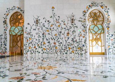 Abu Dabi, Bae - 30 Nisan 2019: Şeyh Zayed Ulu Camii, 41.000'den fazla ibadet eden kişinin kapasitesine sahip İslami tasarımın mimari harikasıdır. 