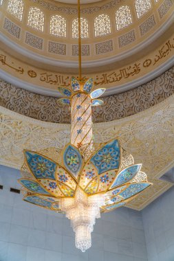 Abu Dabi, Bae - 30 Nisan 2019: Şeyh Zayed Ulu Camii, 41.000'den fazla ibadet eden kişinin kapasitesine sahip İslami tasarımın mimari harikasıdır. 