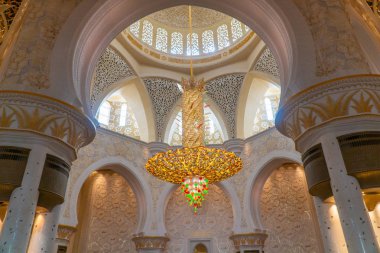 Abu Dabi, Bae - 30 Nisan 2019: Şeyh Zayed Ulu Camii, 41.000'den fazla ibadet eden kişinin kapasitesine sahip İslami tasarımın mimari harikasıdır. 