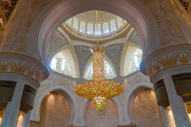 Abu Dabi, Bae - 30 Nisan 2019: Şeyh Zayed Ulu Camii, 41.000'den fazla ibadet eden kişinin kapasitesine sahip İslami tasarımın mimari harikasıdır. 