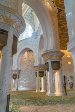 Abu Dabi, Bae - 30 Nisan 2019: Şeyh Zayed Ulu Camii, 41.000'den fazla ibadet eden kişinin kapasitesine sahip İslami tasarımın mimari harikasıdır. 