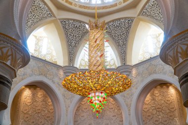 Abu Dabi, Bae - 30 Nisan 2019: Şeyh Zayed Ulu Camii, 41.000'den fazla ibadet eden kişinin kapasitesine sahip İslami tasarımın mimari harikasıdır. 